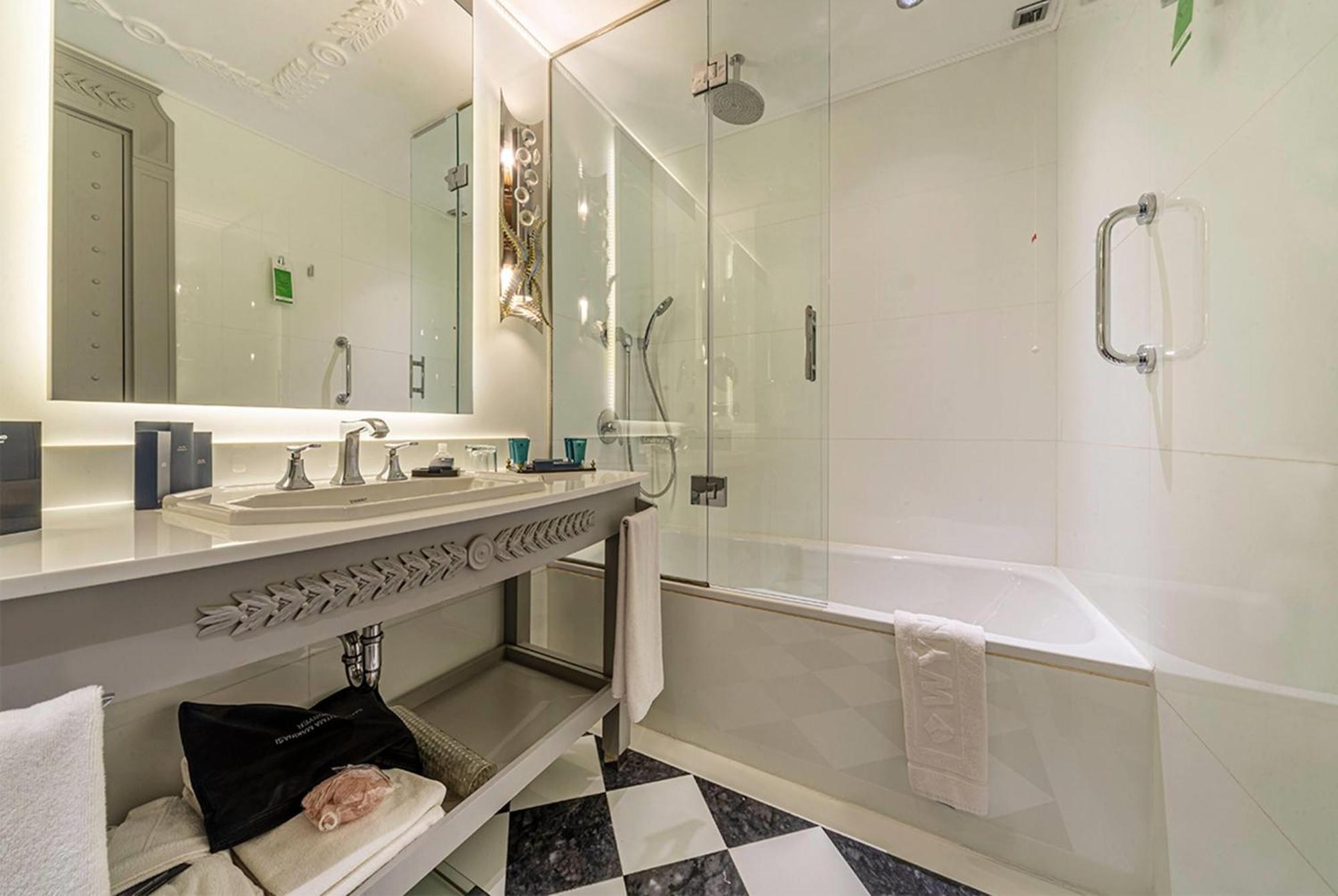 Wyndham Grand Istanbul Kalamis Marina Hotel — Foto’s 3